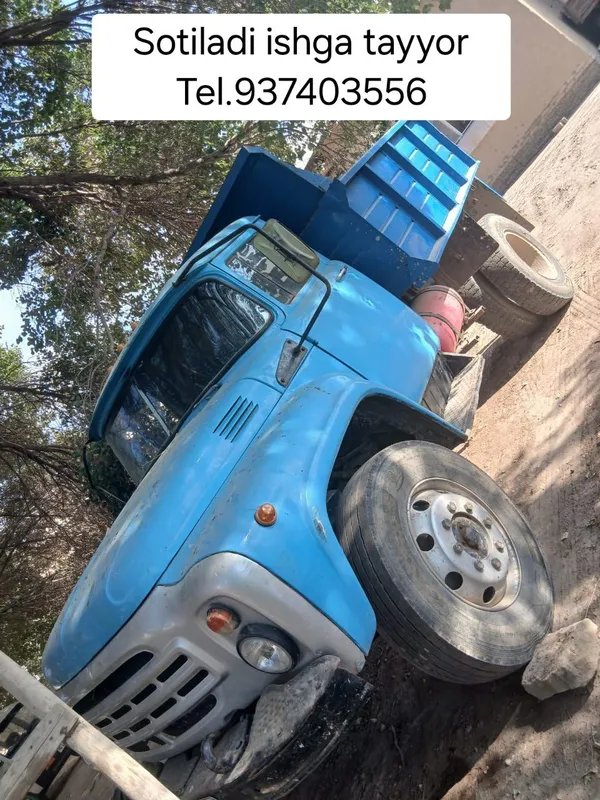 Zil moshinasi yurib turgan