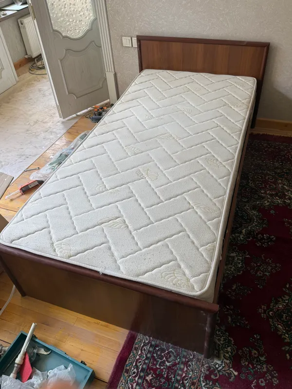 Кровать вместе с матрасом 1
