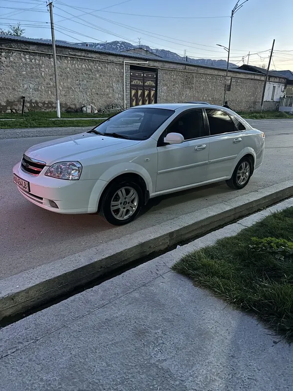 Lasetti 1.8 srochna sotiladi