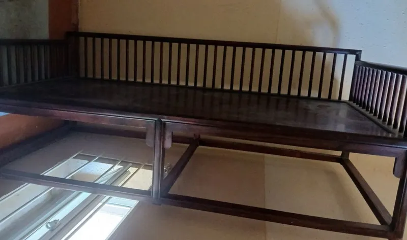 1 kishilik mebel sotiladi 1