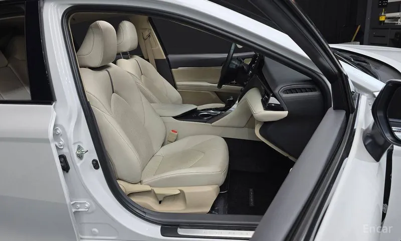 Toyota Camry 2.5 XLE Hybrid 5