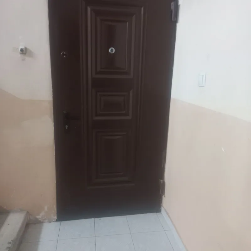 Temir eshik sotiladi tashqi tarafi temir ichi uy tarafi mdf 1