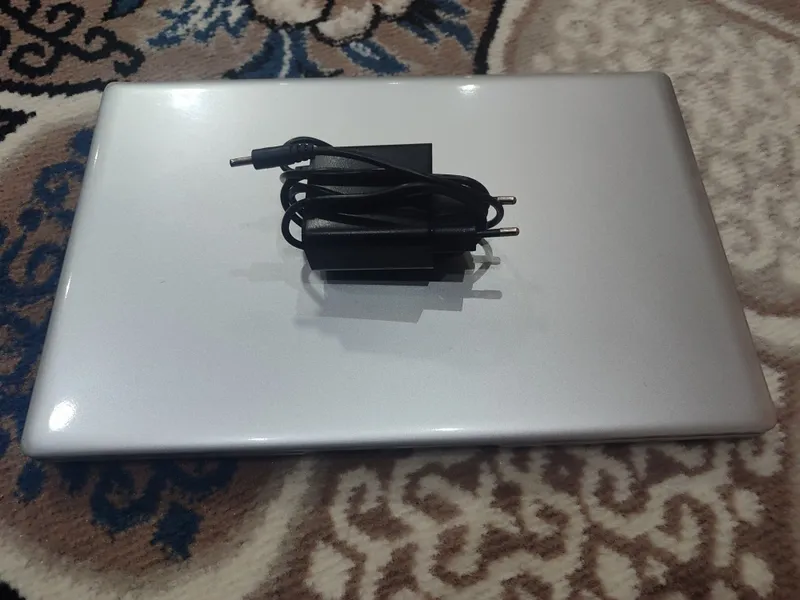 Noutbuk sotiladi Nomi Intel Inside