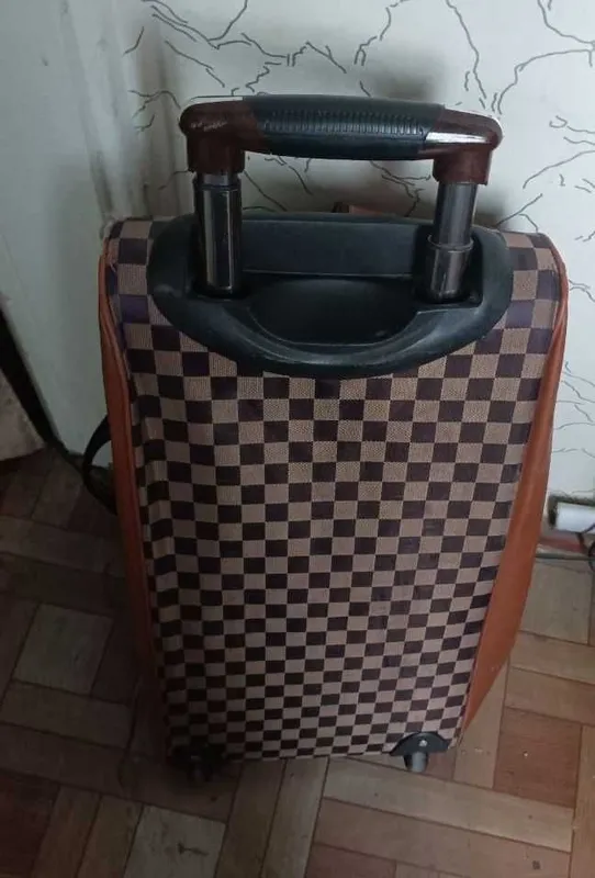 Чемодан удобный, легкий.