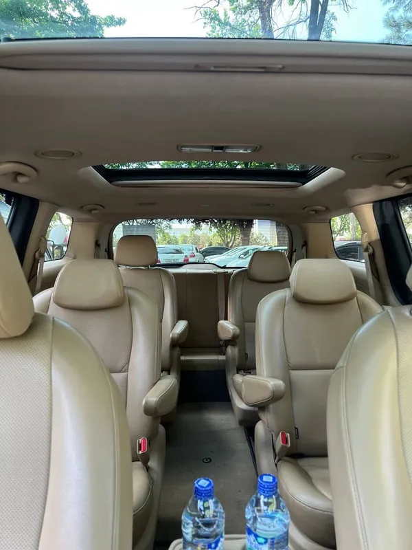 Услуга перевозки трансфер минивэн Kia Carnival Киа Карнивал такси — фото 1
