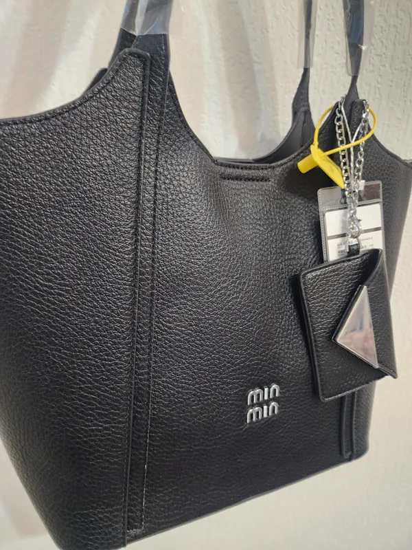 Большие сумки от бренда MIU MIU — фото 1