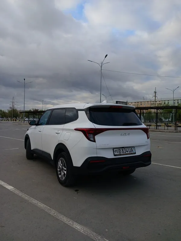 Kia Carens 2025, белый, автомат — почти новая! Продаётся свежий автомо — фото 1