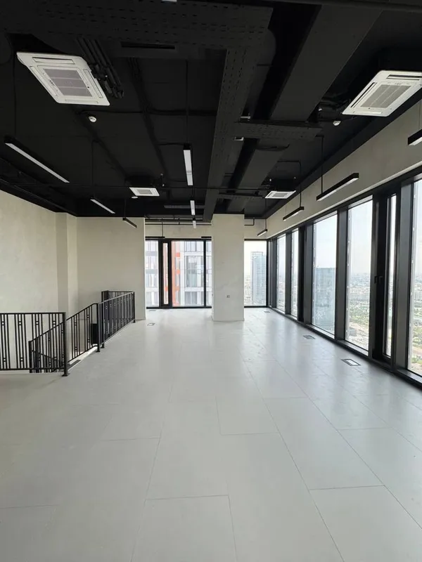 ПРОДАЁТСЯ И СДАЁТСЯ ОФИС в Nest One вид на Парк панорама окна 20-этаж — фото 1