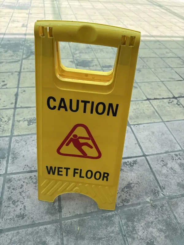 Знак мокрый пол. Wet Floor