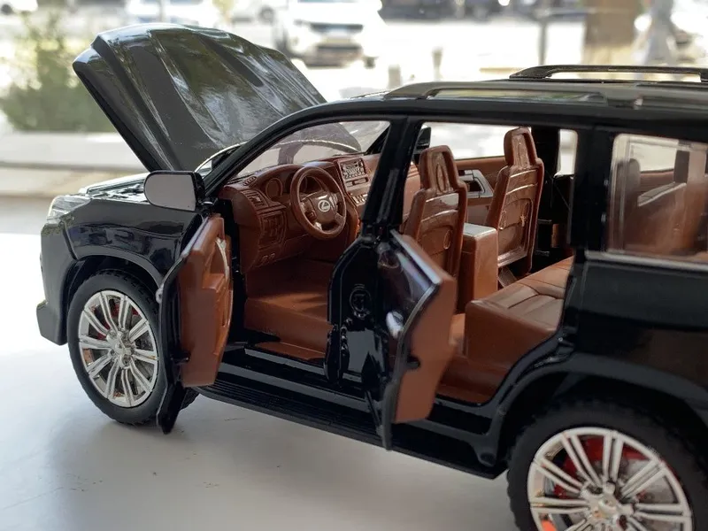 Modelka Lexus LX570 1:24 6