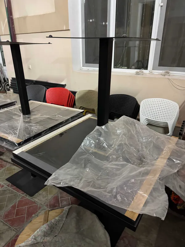 Kafe uchun yangi stol-stul sotiladi