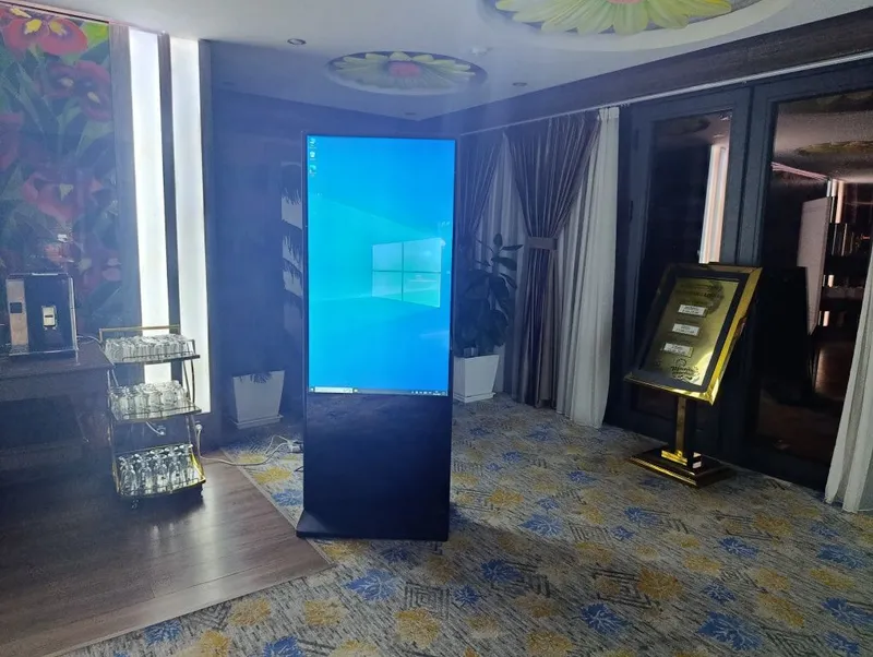 Интерактивный инфо-киоск info-kiosk вертикальный, экран 55 Windows