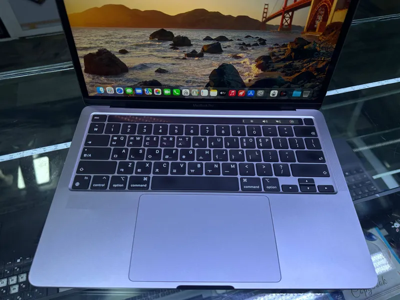 MacBook Pro (2020) 3 MacBook Pro (2020) 3