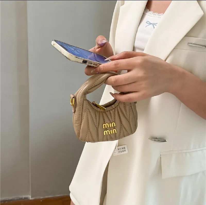 Микросумка Miu Miu Wander Matelassé — фото 1