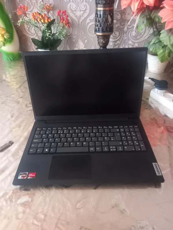 komputer lenove AMD R3 7 avlod.