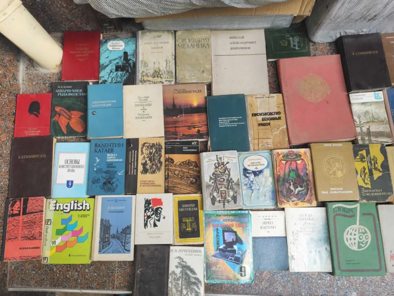95 ta turli eski kitoblar sotiladi (adabiyot, falsafa va darsliklar).