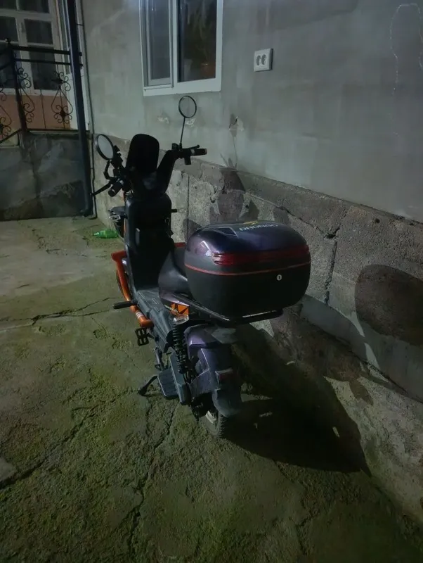 Skuter sotiladi 6 ta akumlyator manzil Angren tezligi 50ga chiqad 70km 1