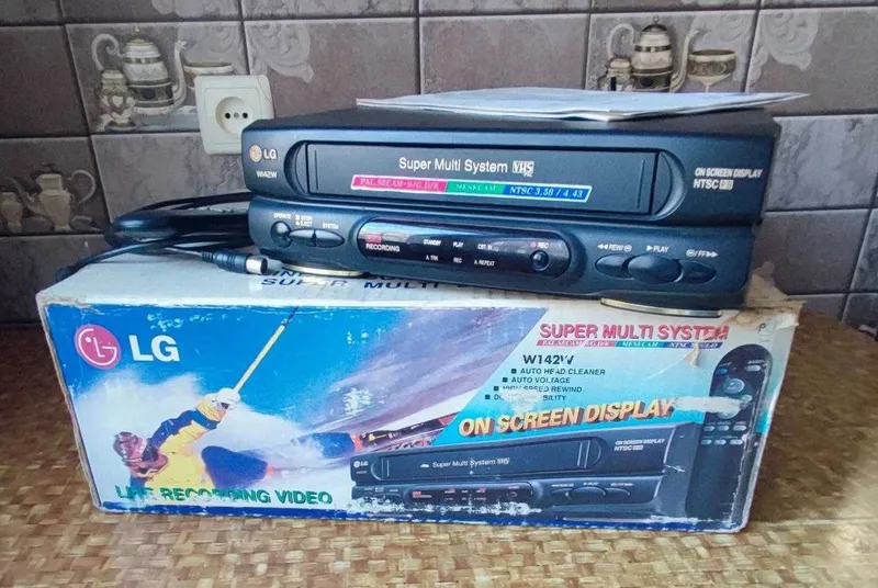 LG W 142W - Видеомагнитофон — фото 1