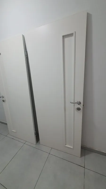 Продаются раковины и двери