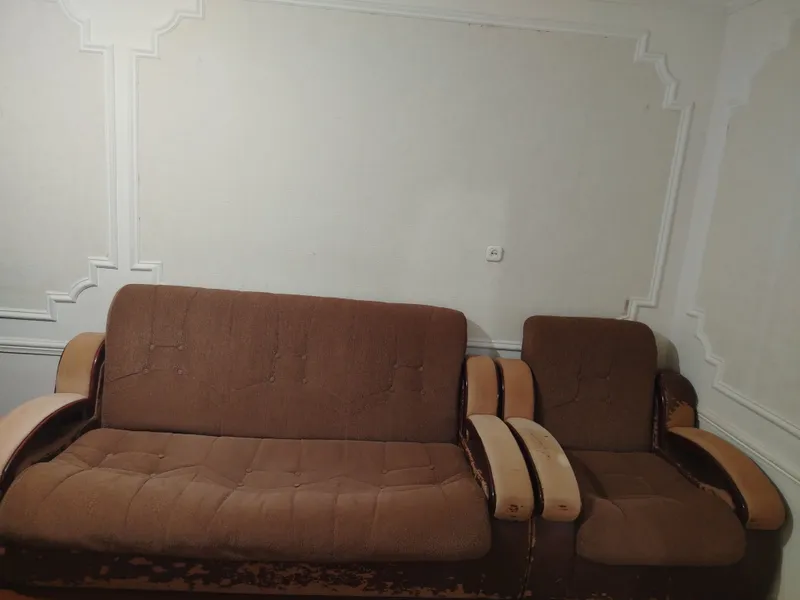 Divan va 2 ta kreslo sotiladi. 1 Divan va 2 ta kreslo sotiladi. 1