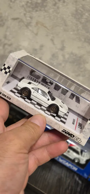 Коллекционная модель автомобиля в масштабе 1/64