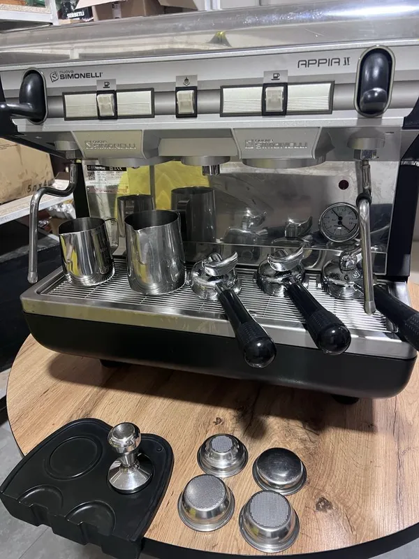 Кофемашинка Simonelli Nuava Appia II б/у + кофемолка в комплекте — фото 1