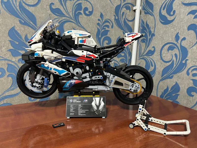 LEGO Technic BMW M 1000RR — 1:5 ideal holatda