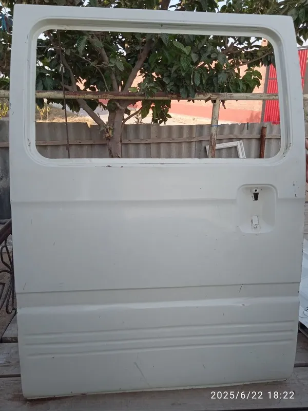 Damas oʼrta oʻng eshik qaymoq rang