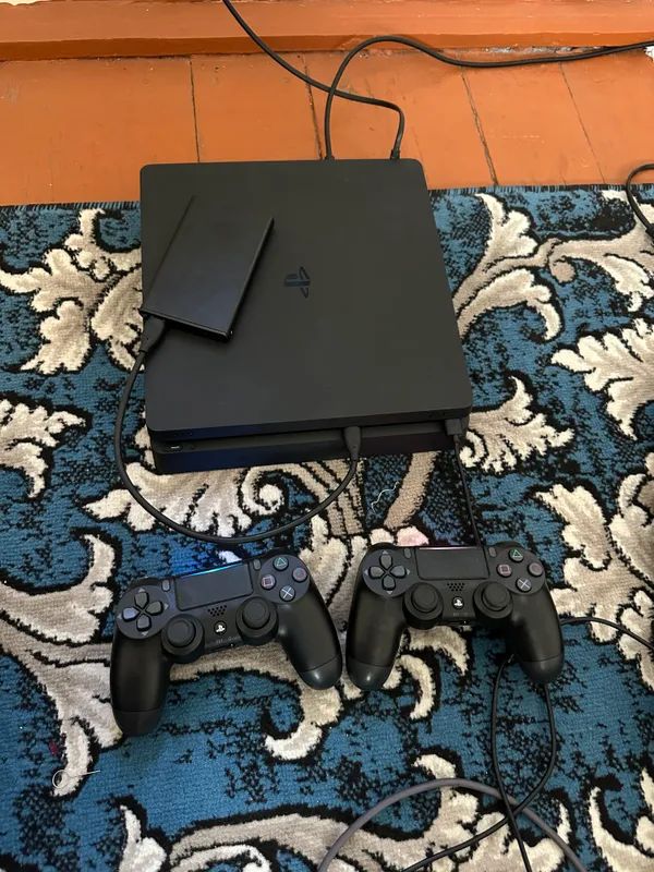 PlayStation 4 Slim 1 PlayStation 4 Slim 1