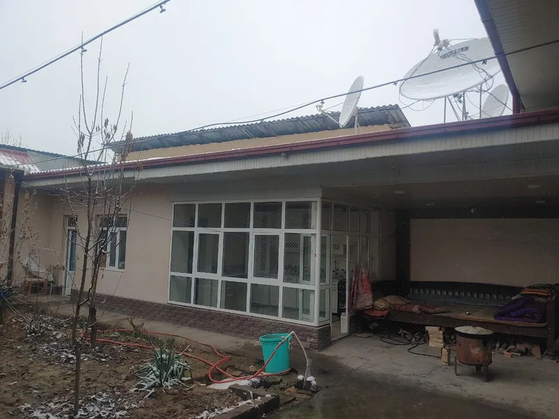 Арзон Уй Ховли сотилади. 4 сот 5 хона.Куйлук бозор 8