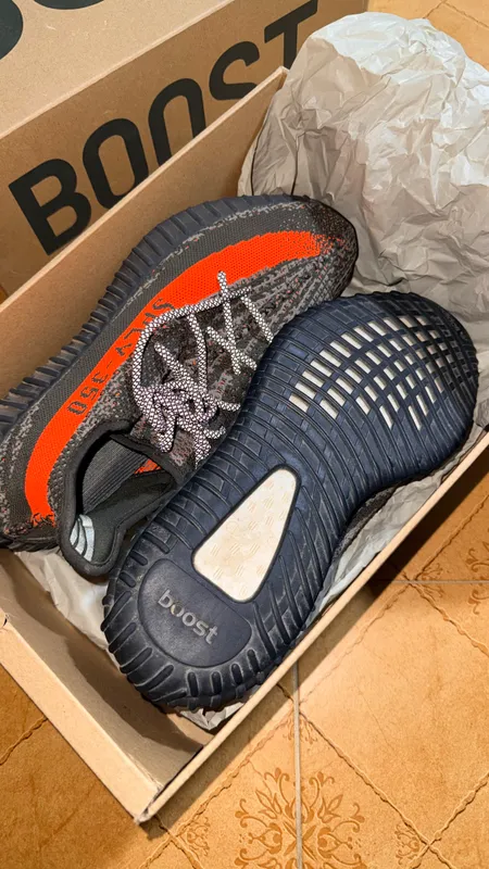 Кроссовки Adidas Yeezy Boost 350 V2 Carbon Beluga — фото 3