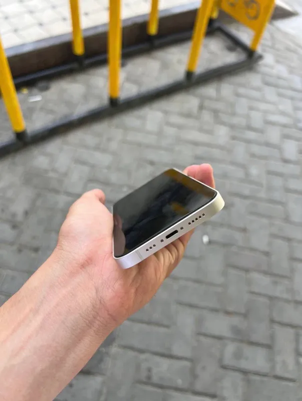 Продаётся Iphone 16 13 6