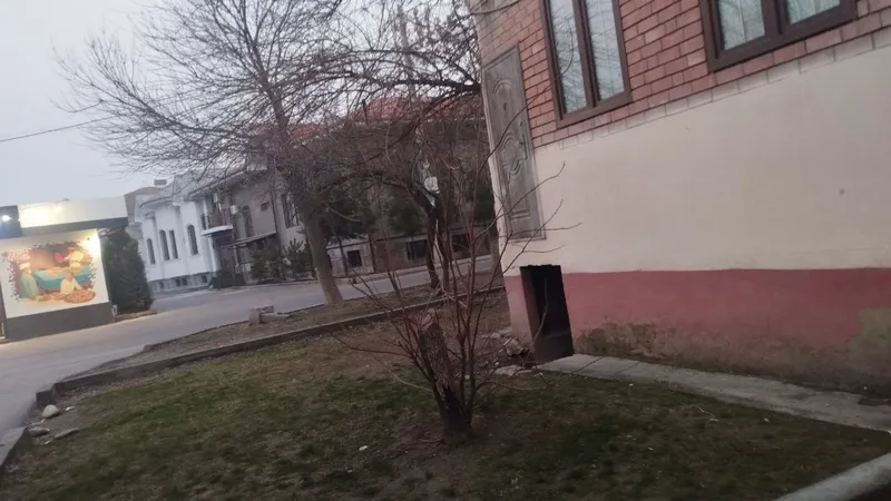 В Юнусабаде, 15-й квартал, продаётся 2-комнатный дом 5