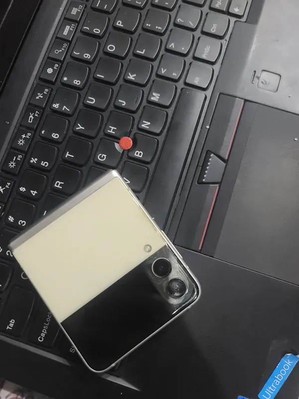 zflip3.Ekranda 2 dona yumaloq doĝi bor