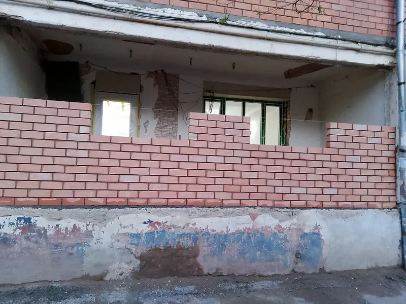 Кладка кирпича балконов балконга гишт терамиз