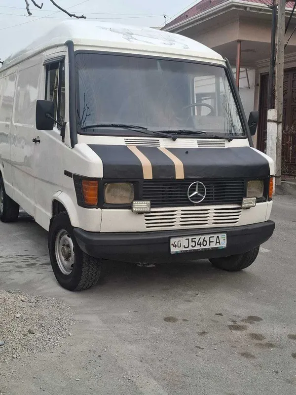 Mercedes Benz (furgon) 1 Mercedes Benz (furgon) 1