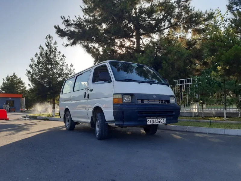 Toyota HiAce micro avtobus