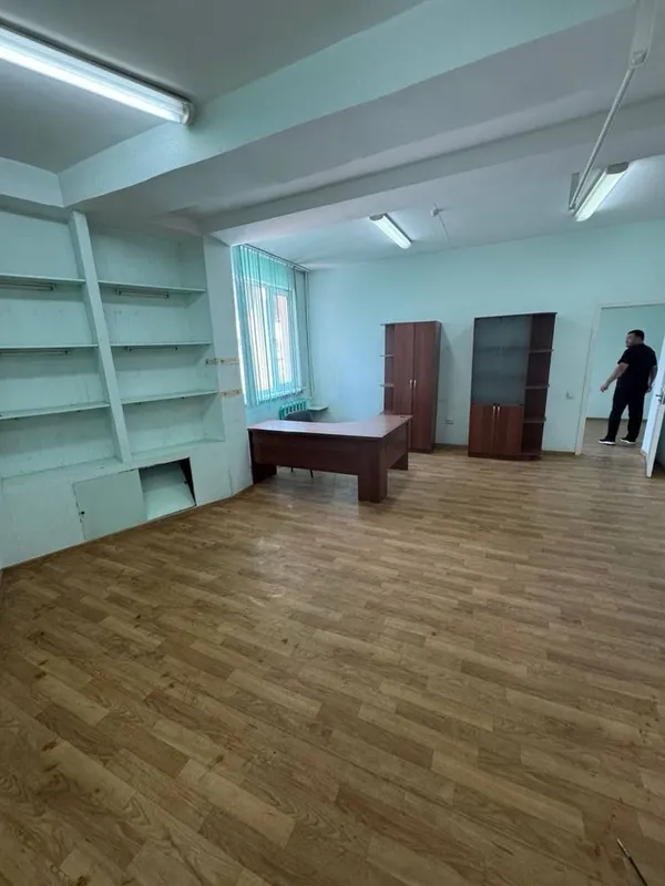 Аренда под офис 1 минут от метро Айбек! 55м2 2 комната 850$