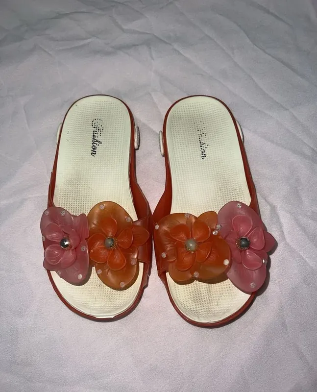 Bolalar oyoq kiyimi, shippaklar, sandallar, mayka 1 Bolalar oyoq kiyimi, shippaklar, sandallar, mayka 1