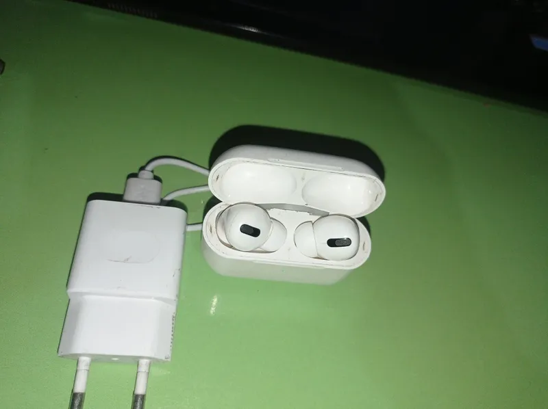 Apple Airpods pro quloqchinlari va zaryadkasi — фото 1