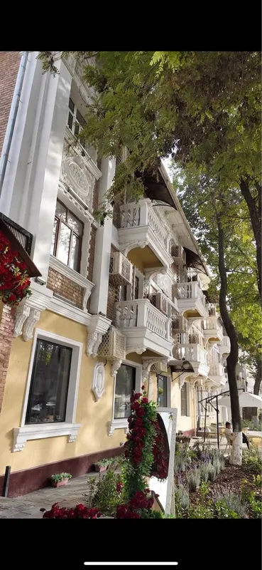 Продам квартиру на 1 этаже под нежилое 3/1/3 в центре Шота Руставели