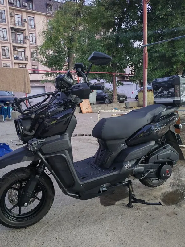 Skuter tank sotiladi 800$ yurgani 5000 km 2025 yili 4