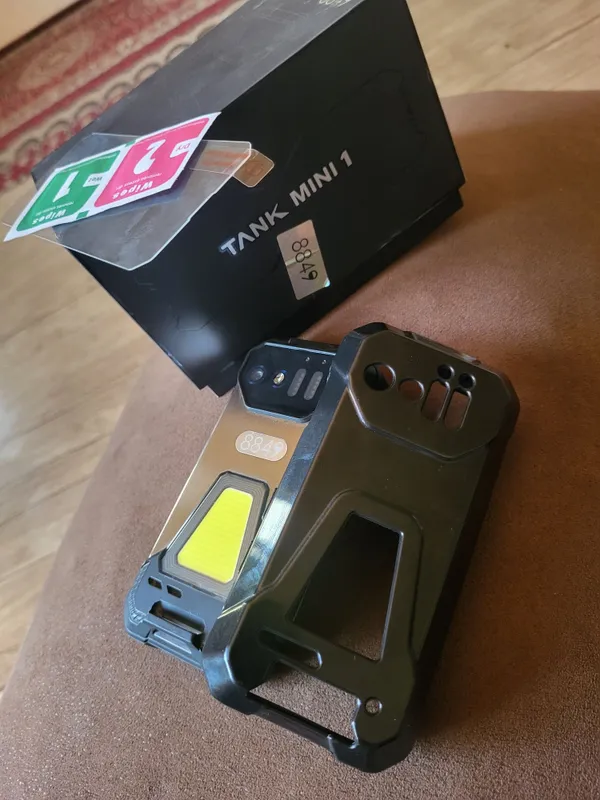 Unihertz TANK MINI 1 8849 sotiladi + chexol 2 Unihertz TANK MINI 1 8849 sotiladi + chexol 2