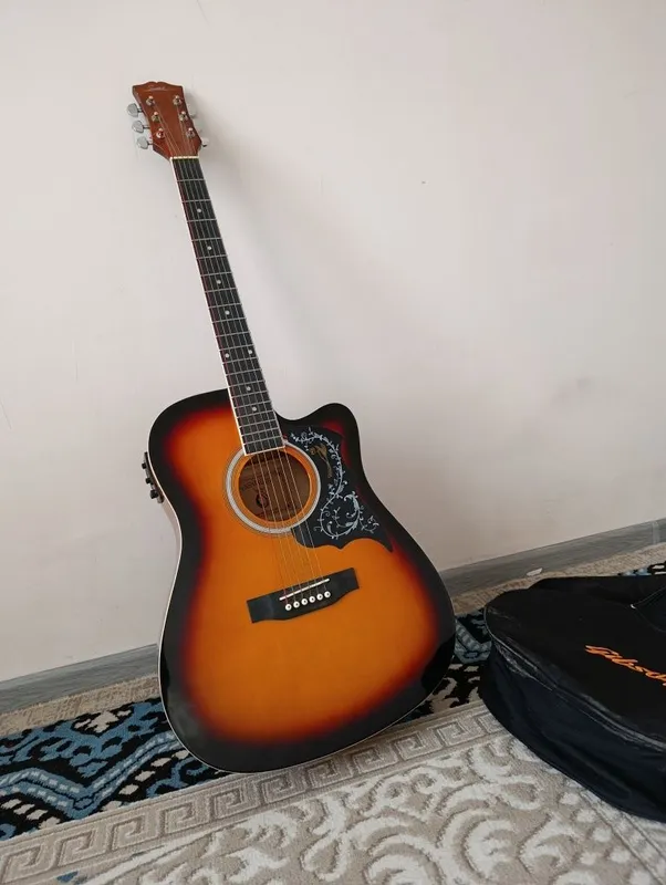 Akustik getara g‘ilofi bilan, yaxshi holatda.