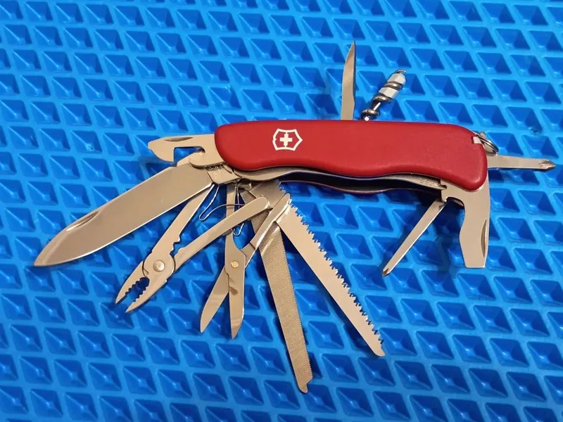 Продам небольшую коллекцию ножей Victorinox 6 Продам небольшую коллекцию ножей Victorinox 6