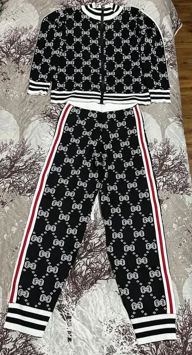 Ayollar kostyumi