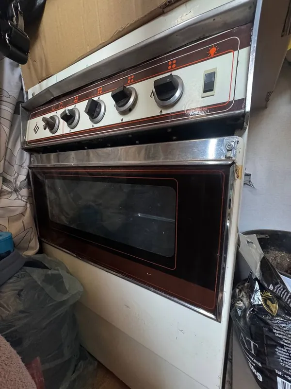 Продам газовую плиту с духовкой, полностью рабочая, недорого