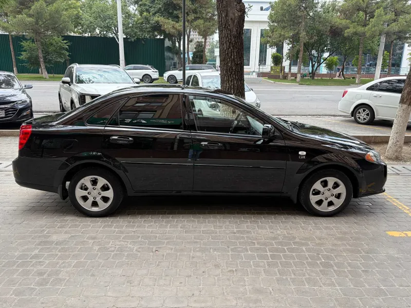 Продаётся черная Chevrolet Lacetti, автомат, люк, абс, 11 700 уе 1