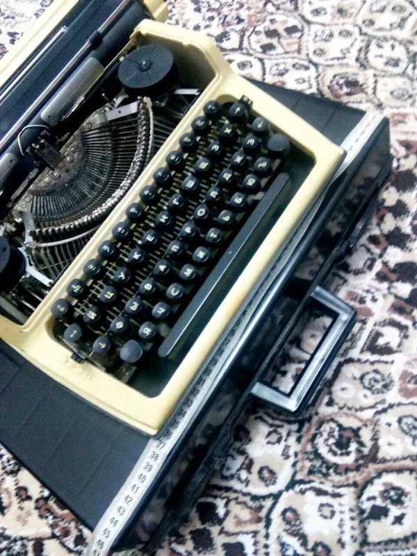 Yozuv mashinkasi, Germaniya, 1987-yil, original keýsida. 2