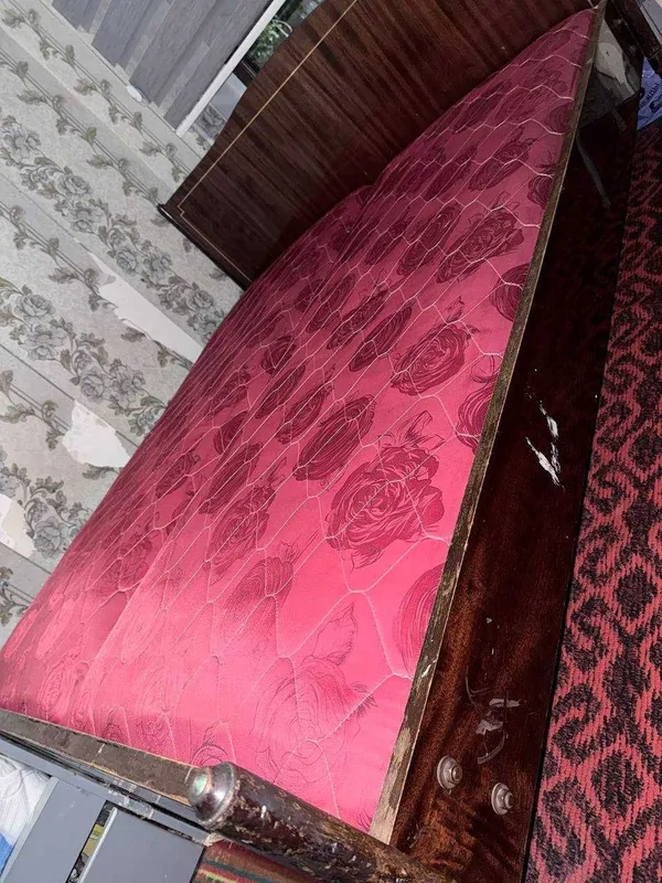 Продам шифоньер, кровать, сервант и 2 тумбочки из одного гарнитура — фото 5